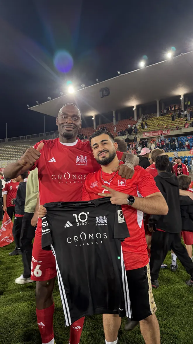 Mazin et un joueur sur la pelouse, après le match